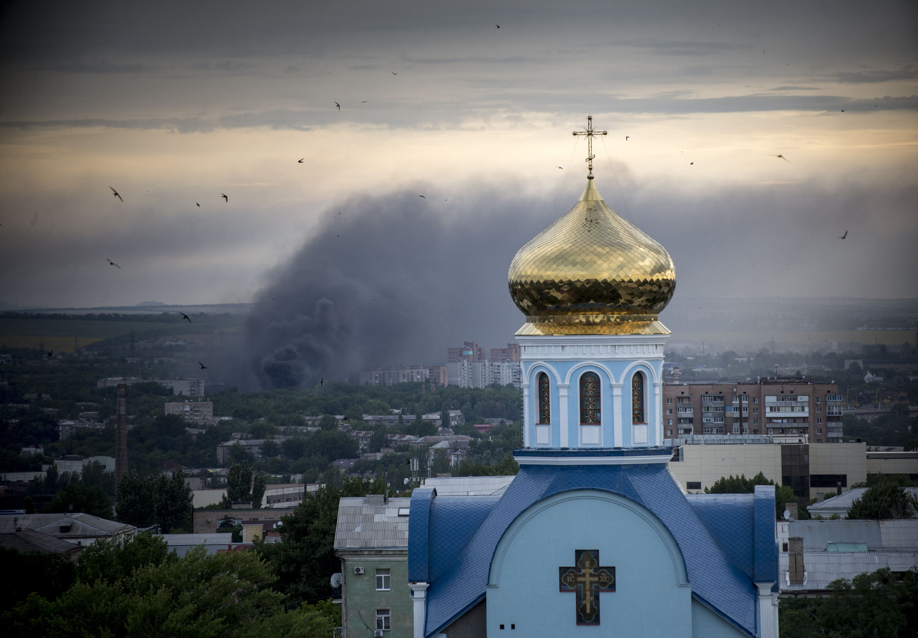 Incendio durante un bombardamento di Lugansk.